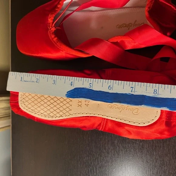 Red Ballet Pointe Shoes with Toe Pads with Dust Bag NIB - Picture 4 of 11